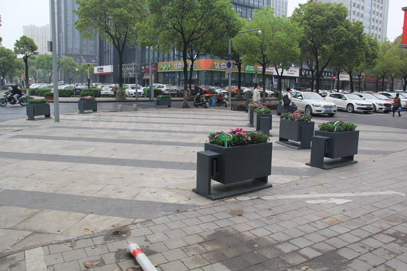 浙江嘉興停車場道路隔離花箱案例