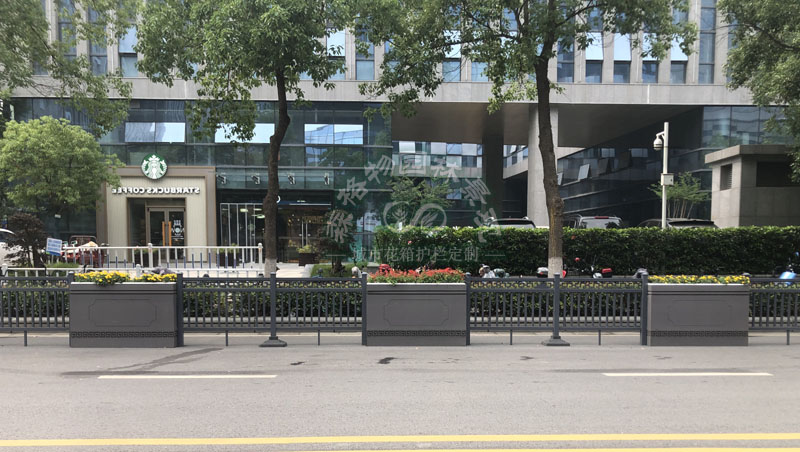 南京建鄴區PVC道路花箱案例