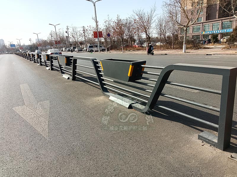 廣東花箱案例：山東德州中央隔離船型花箱護(hù)欄案例