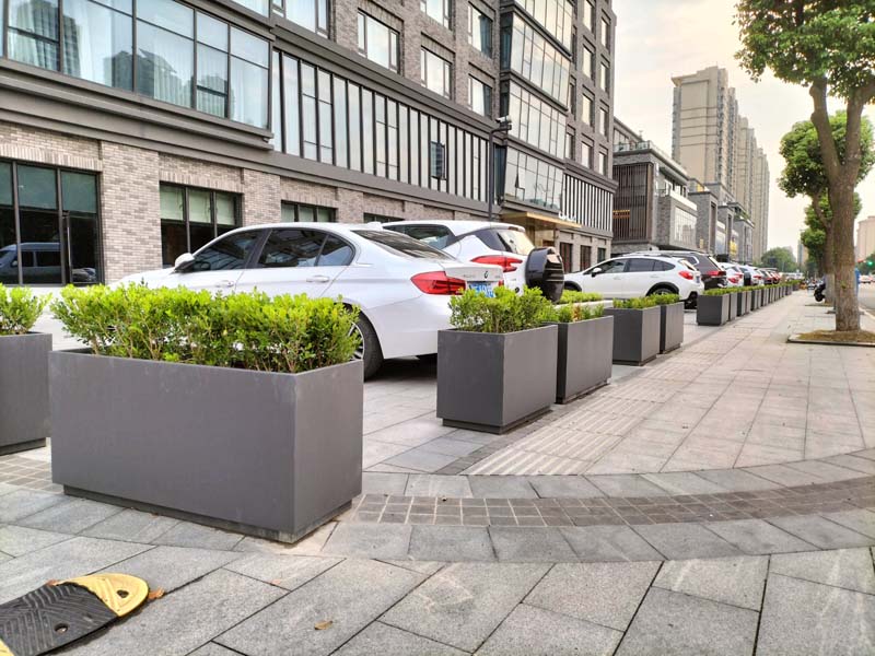 新型的不銹鋼花箱是怎么排水的？