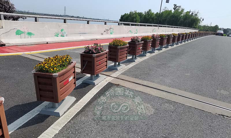 鋁合金一桶一鏈花箱外觀曲線靈動、柔美、富有變化