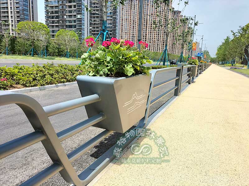 道路花箱護欄是硬質道路上常用的綠色形式