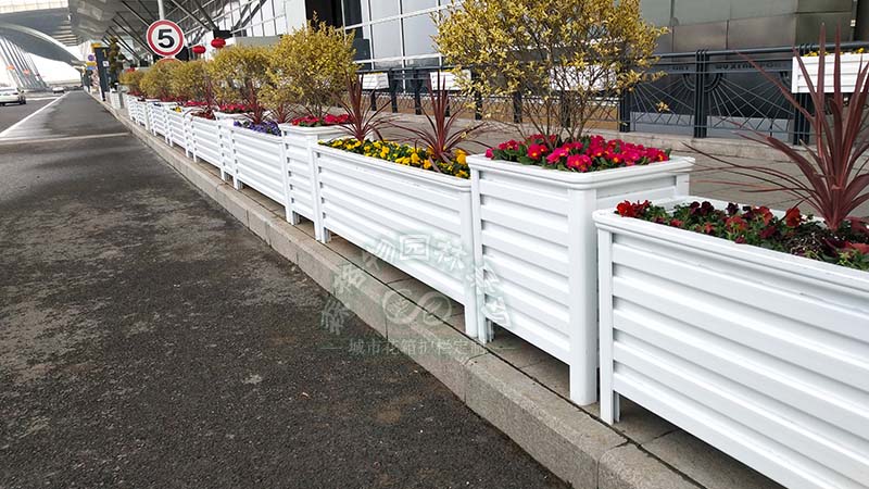 白色鋁合金花箱，樸素的白，是一種審美也是素簡的心性