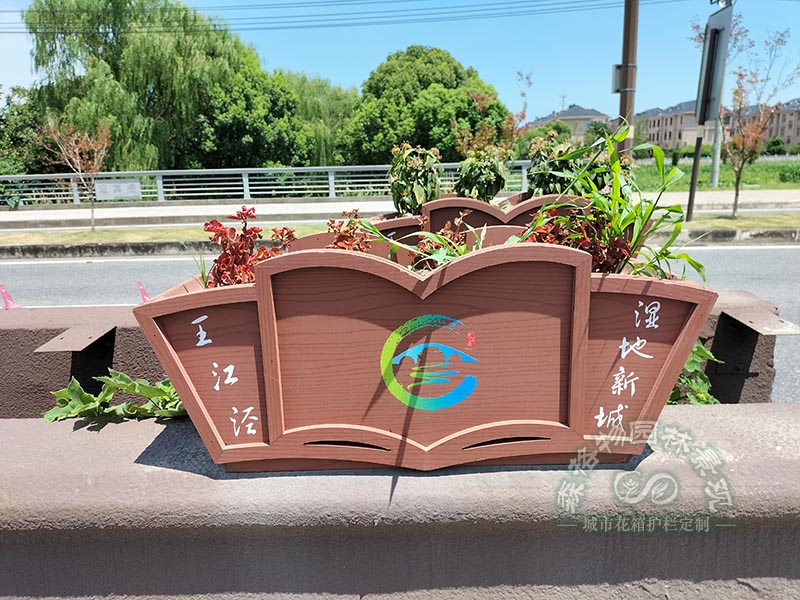 橋墩上的扇形花箱 江南水鄉(xiāng)味十足