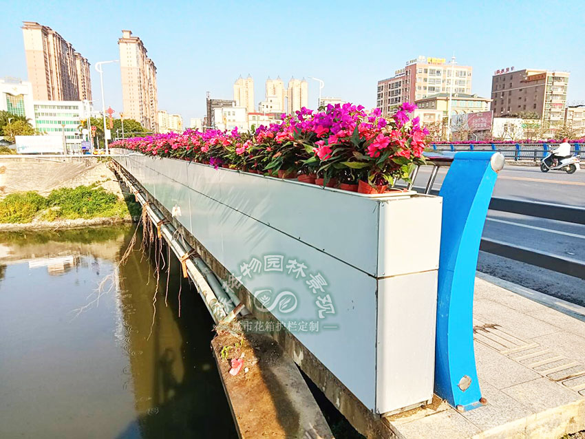 什么是橋梁外側綠化花箱 