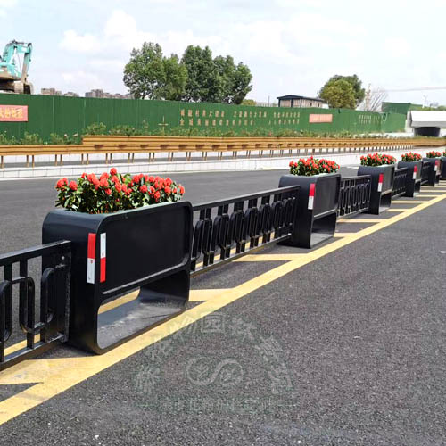 貴州市政經(jīng)典款鈑金花箱護欄