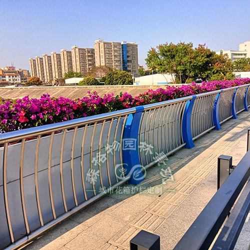 城市橋梁護欄外側落地花箱