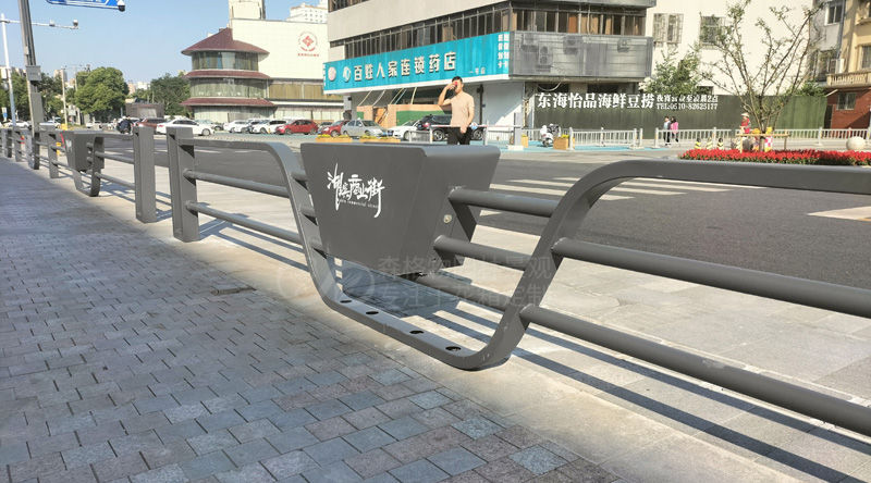 無錫商業(yè)街道路隔離花箱案例