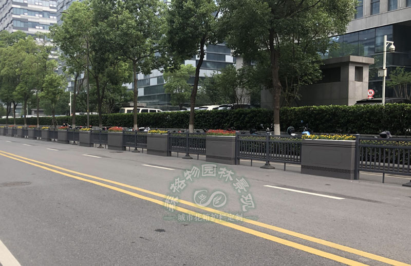 南京建鄴區(qū)PVC道路花箱案例