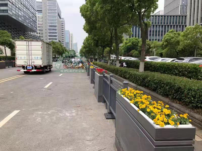 南京建鄴區(qū)PVC道路花箱案例