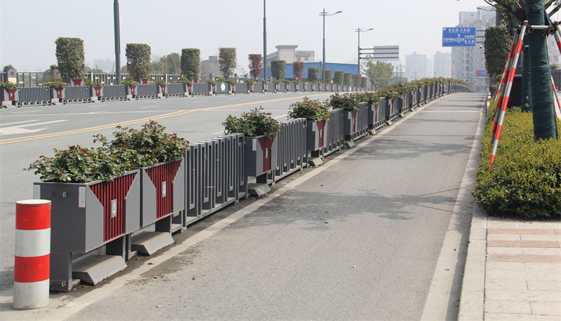 機(jī)非隔離花箱在道路綠化中如何使用？