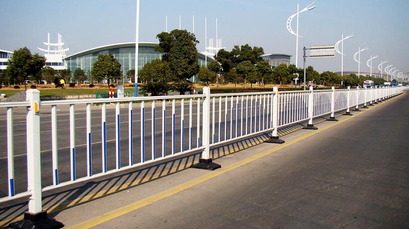 市政護欄有必要安裝反光條嗎？