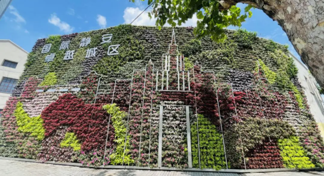 墻體垂直立體綠化搭配LED燈帶也成為節慶景觀新風向