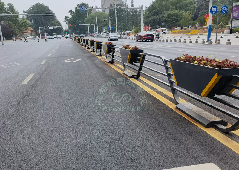 道路上的隔離花箱護欄，采購護欄新選擇