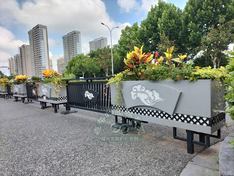 道路隔離花箱的作用！道路隔離花箱讓鮮花芬芳整個城市